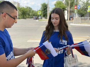 Цвета нашей гордости и единства: в Северодонецке единороссы провели раздачу лент-триколоров в День России