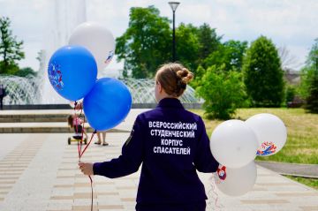 Под флагом страны. В День России добровольцы Луганского РО ВСКС и студенты Института гражданской защиты ЛГУ им. В. Даля приняли участие в акции «Цвета нашей Победы»