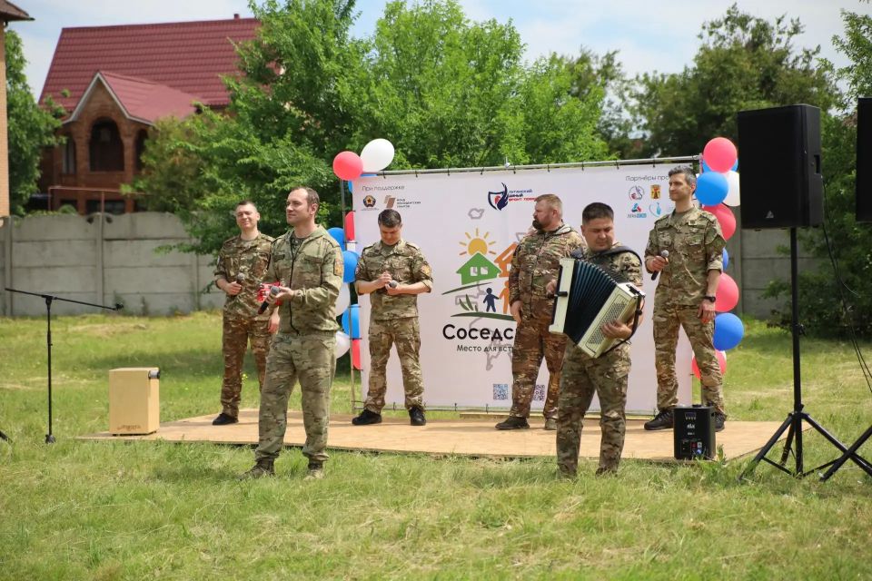 День России во дворе Луганска: соседи, песни и мороженое