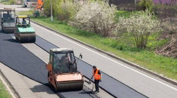 Дорожники ЛНР второй год работают с опережением графика, в настоящее время идет ремонт на ключевых межмуниципальных направлениях
