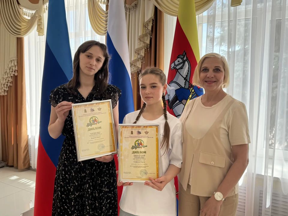 Сегодня участники кружка сольного пения Новоайдарского районного дома культуры были награждены дипломами по итогам международного фестиваляконкурса детского и юношеского художественного творчества «Звезды Адыгеи»