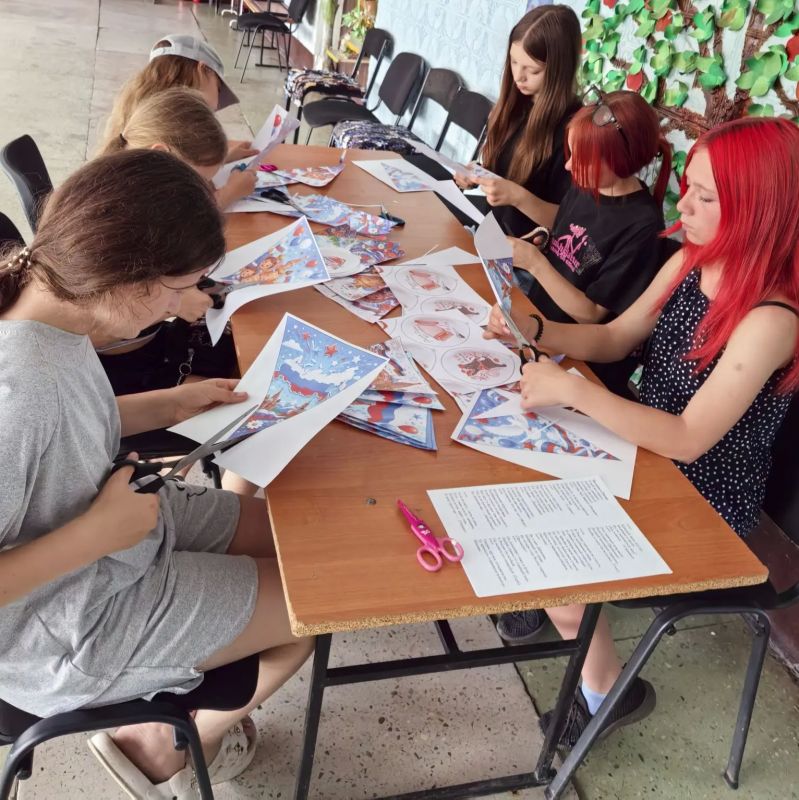 10 июня, накануне Дня России, в филиале "Булавиновский СДК" прошла увлекательная интерактивная игра для детей «Руки мастера, ум патриота»