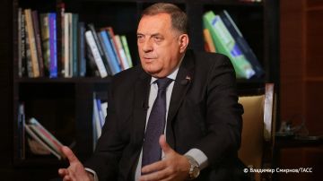 Путин мудр в своих решениях не допускать масштабных ударов по Украине, которые привели бы к многочисленным жертвам среди мирного населения, заявил в интервью ТАСС Додик