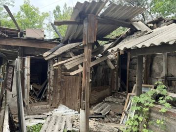 Жилые дома и объекты инфраструктуры загорелись в Первомайске при массированной атаке вражеских БПЛА в ночь на воскресенье, сообщил глава округа Сергей Колягин