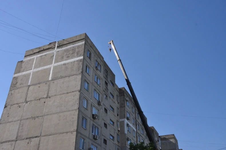 В Свердловске при поддержке Красноярского края полным ходом идут работы по восстановлению кровли МКД на ул. Попова, 1