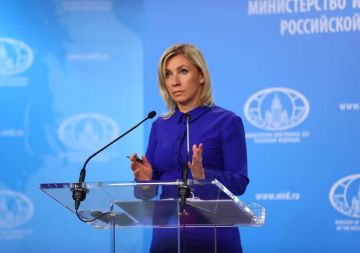 Захарова назвала фальсификацией заявления Макрона об ударе по Лавре