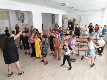 ВОЛШЕБСТВО НА СЦЕНЕ. Театральный коллектив «Чародеи» Дворца культуры имени Горького устроил для ребят из пришкольного лагеря Ровеньковской гимназии имени писателя Н. Трублаини настоящий праздник