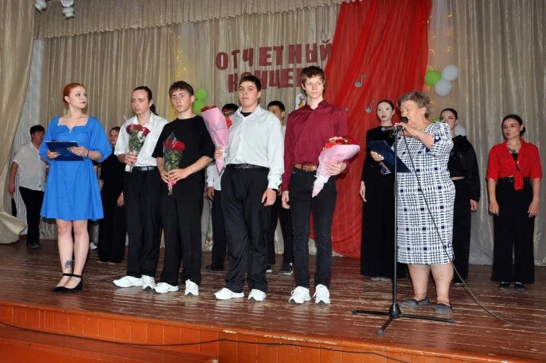 В Свердловском колледже состоялся отчётный концерт творческих коллективов РЦХЭТ