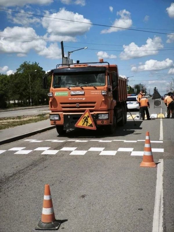 В рамках партийного проекта "Безопасные дороги" специалисты дорожной службы повышают уровень безопасности дорожного движения в Брянке