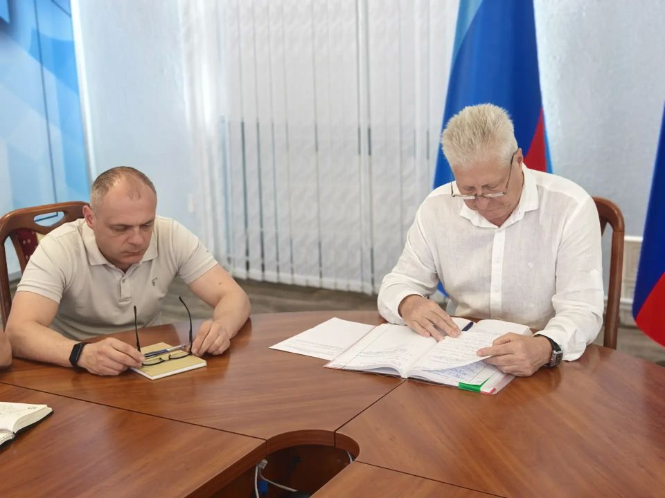 Сегодня провел расширенное аппаратное совещание с руководителями структурных подразделений Администрации, начальниками управлений и отделов по жизнеобеспечению Краснодонского муниципального округа