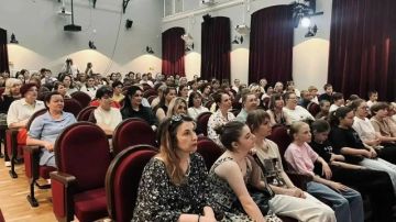 16 июня Ставропольский краевой Дом народного творчества и Ставропольский краевой театр кукол провели спецпоказ 12 спектаклей любительских театров кукол, отобранных членами жюри