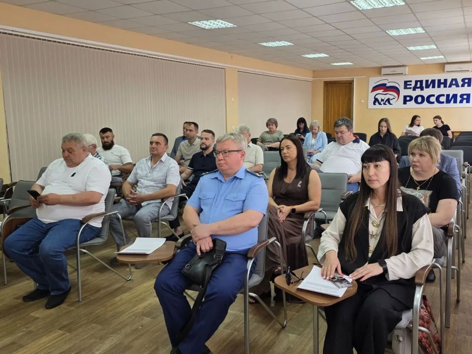 В Красном Луче состоялось внеочередное заседание Совета городского округа