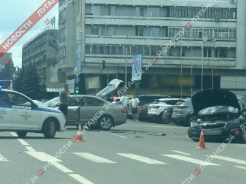 Крупная авария в центре Луганска на Театральной площади