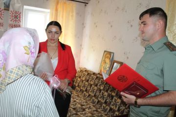 Сегодня врип главы Новопсковского муниципального округа Луганской Народной Республики Юлия Кожухарь совместно с военным комиссаром Новопсковского муниципального округа, капитаном Иваном Рычковым вручили Орден Мужества...