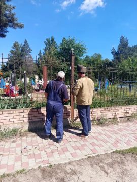 Сегодня работниками МБУ «Новопсковсервис» был восстановлен участок ограждения на кладбище в пгт Новопсков