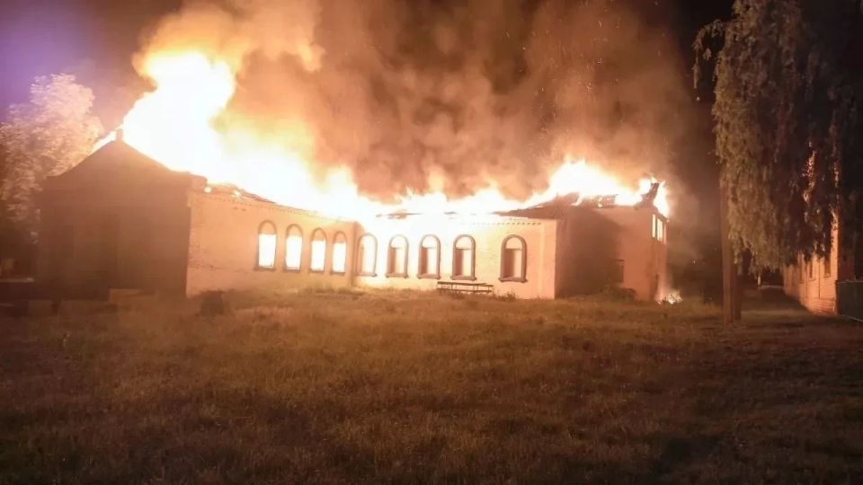 Ночью в селе Новоникольское Кременского муниципального округа, в результате вражеской атаки БПЛА произошло возгорание сельского клуба и библиотеки