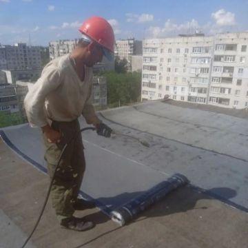 Сотрудники Краснодонского филиала Единой управляющей компании (ЕУК) продолжают работу по улучшению состояния жилого фонда на территории своего обслуживания
