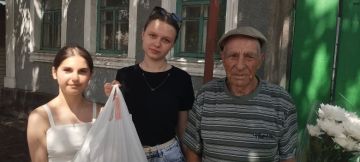 Ученики Успенской средней школы №3 поздравили Михаила Григорьевича Соловьёва с 94-летием