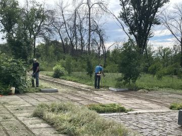 В городе Суходольске провели субботник у памятных мест