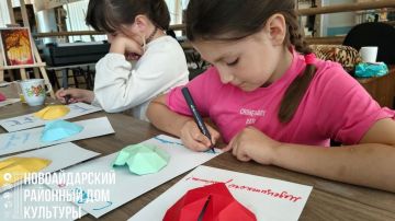 В Новоайдарском районном Доме культуры состоялся тематический мастер-класс «Тёплые сердца», приуроченный ко Дню медицинского работника