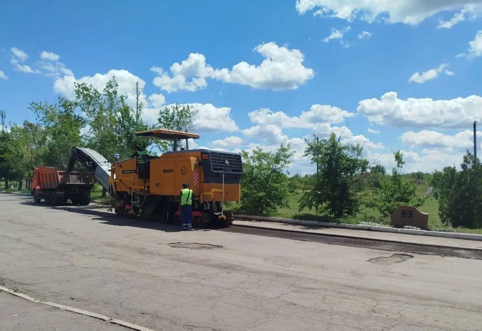 В городе Петровское начались работы по ремонту дорожного полотна на центральной городской магистрали — улице Ленина