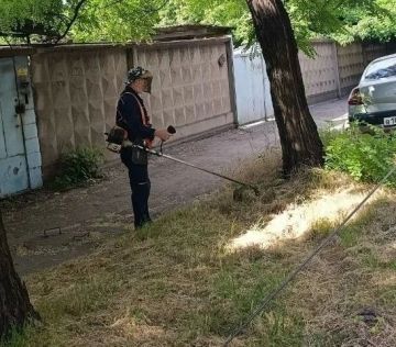 Службы ЖКХ продолжают работы по покосу травы на территории города