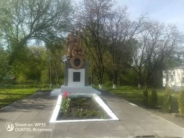 В братской могиле, расположенной в пгт Бугаевка по улице Красных Партизан в 1943 году произведено захоронение 21 солдата