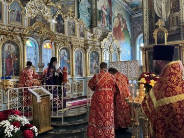 18 июня в храме в честь Рождества Пресвятой Богородицы города Красный Луч состоялось торжественное богослужение по случаю Престольного праздника Свято-Леонидовского предела
