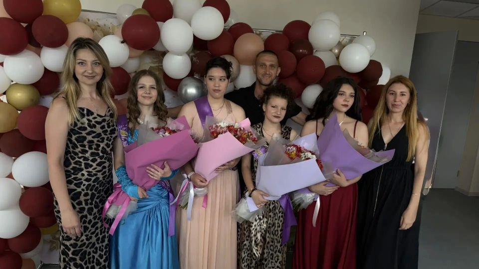 19 июня активистки Брянковского отделения «Союза женщин России» поздравил юных выпускниц «Семейного центра» г. Стаханова!