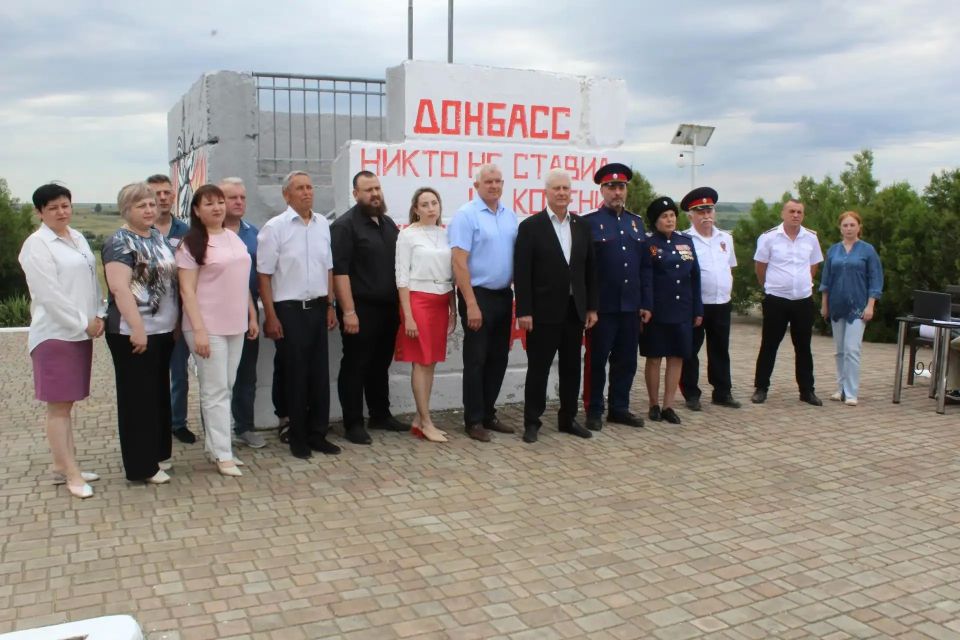 Сегодня, в преддверии особой памятной даты, мы собрались у мемориала памяти погибших краснодонских ополченцев и бойцов Народной милиции — в месте, где когда-то наши люди встали на защиту родной земли