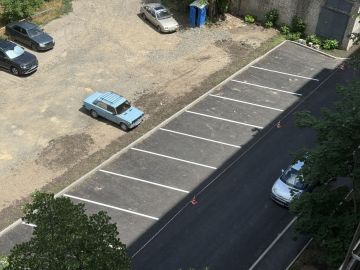 В Краснодоне завершается обновление придомовой территории на улице Артема