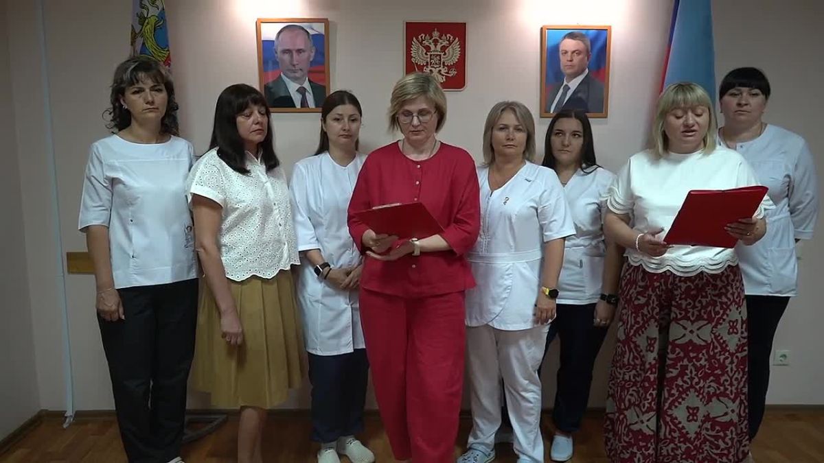 Свердловские врачи поздравили красноярских коллег с профессиональным праздником