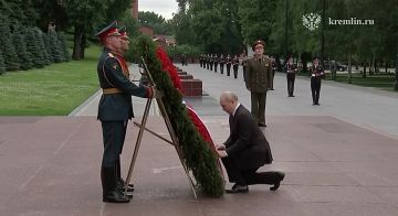 Владимир Путин возложил венок к Могиле Неизвестного Солдата в Александровском саду в день 85-й годовщины начала Великой Отечественной войны