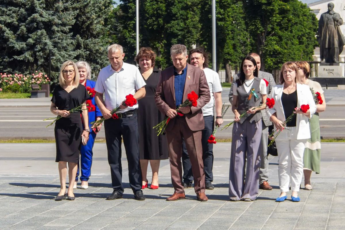 В Луганске прошло возложение цветов, приуроченное ко Дню Памяти и Скорби