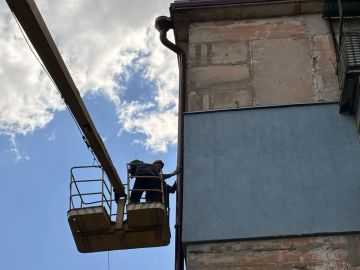 В Кировске продолжается ремонт кровли