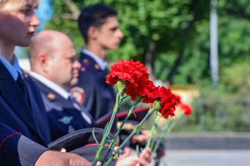Правоохранители Луганска возложили цветы к мемориалу, посвященному погибшим в годы Великой Отечественной войны