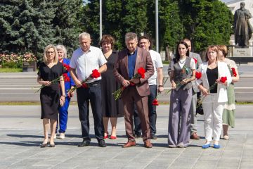 В Луганске прошло возложение цветов, приуроченное ко Дню Памяти и Скорби