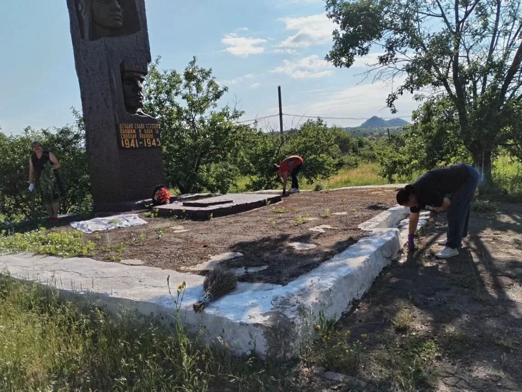 В поселке Таловое провели субботник у памятного места