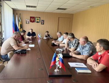 Первый заместитель главы Игорь Шмидт совместно с председателем Совета города Рубежное Нелли Задиракой провёл рабочее совещание по вопросам установки индивидуальных систем отопления на территории городского округа