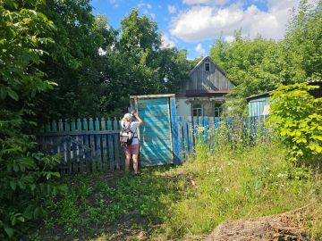 Сегодня сотрудники отдела жизнеобеспечения пгт Дзержинский, пгт НагольноТарасовка провели подворовый обход в пгт Дзержинский, уделив особое внимание дворам, возле которых образовались сильные заросли травы