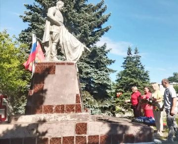 Сергей Колягин: В День памяти и скорби жители разных уголков нашего городского округа собрались у исторических мест, посвященных Великой Отечественной войне, чтобы почтить память земляков, павших в борьбе с фашизмом в 1941 -...