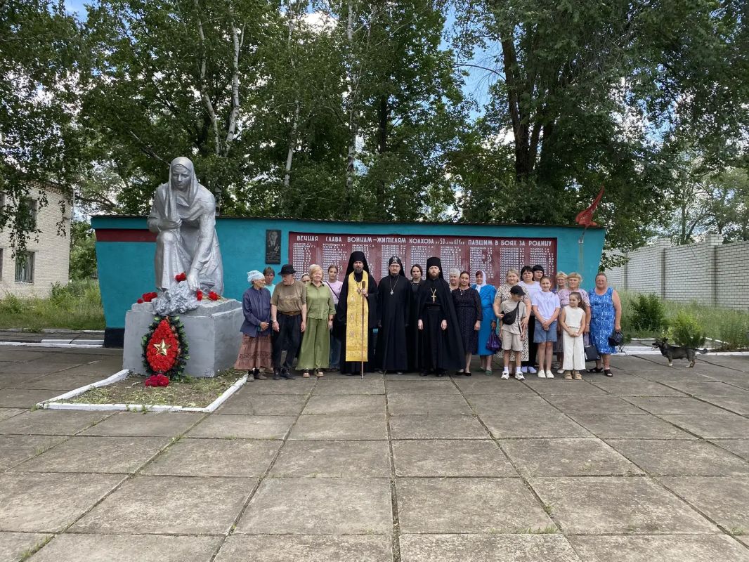 В селе Чугинка у мемориала «Скорбящая мать» состоялся митинг памяти и панихида, посвящённые Дню памяти и скорби