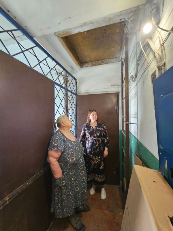 Галина Дуброва: Помните, в начале мая я рассказывала вам об Ольге Тимофеевне из квартала Норинского г. Луганска? Тогда ситуация с её крышей была просто критической, ведь жить в квартире, где постоянно льет с потолка...