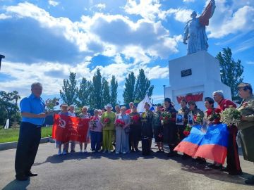 Минута молчания, возложение цветов и песни военных лет
