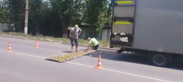 Новости дорожного ремонта. Подрядная организация проводит монтаж искусственных дорожных неровностей в городе Краснодоне