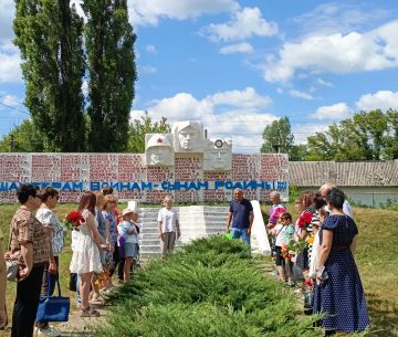 В Зоринске возложили цветы к мемориалу «Шахтерам-воинам – сынам Родины»