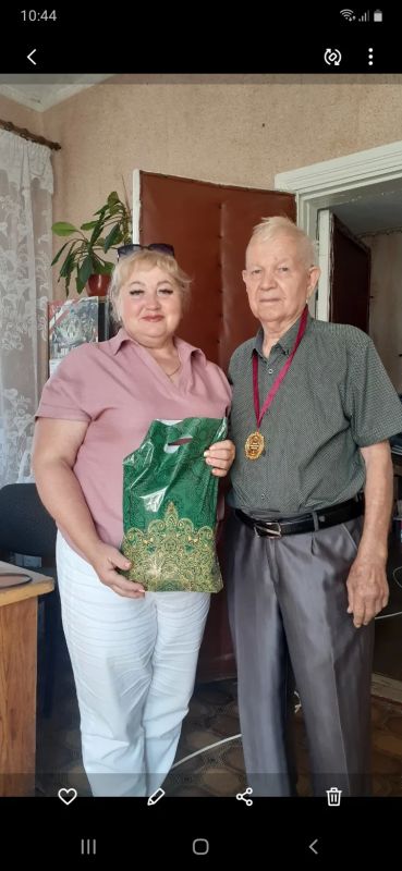 Сегодня начальник Великочерниговского отдела жизнеобеспечения Ильченко С.И. поздравила жителя села Великая Черниговка Харьковского Василия Даниловича с 85-летним юбилеем!