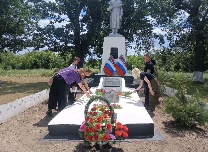 22 июня, в День памяти и скорби, заведующая библиотекой № 3 пос.Червоный Прапор Инна Сенищ приняла участие в церемонии возложения цветов к Братской могиле, отдавая дань уважения подвигу советских воинов