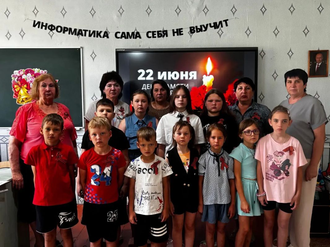 Заведующая Селезневской библиотекой № 18 совместно с заведующей Селезневским Домом культуры для детей пришкольной площадки «Радуга» Селезневской школы № 18 провели час памяти, посвященный событиям Великой Отечественной...