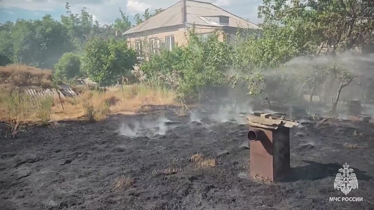 В пгт Станица Луганская, пытаясь потушить сухую траву, пострадал мужчина